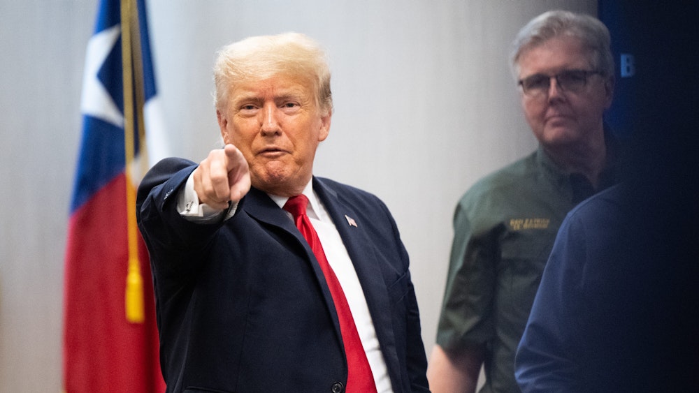 Der ehemalige US-Präsident Donald Trump zeigt mit dem Finger in die Kamera. Ein neues Enthüllungsbuch soll am 21. September 2021 veröffentlicht werden.