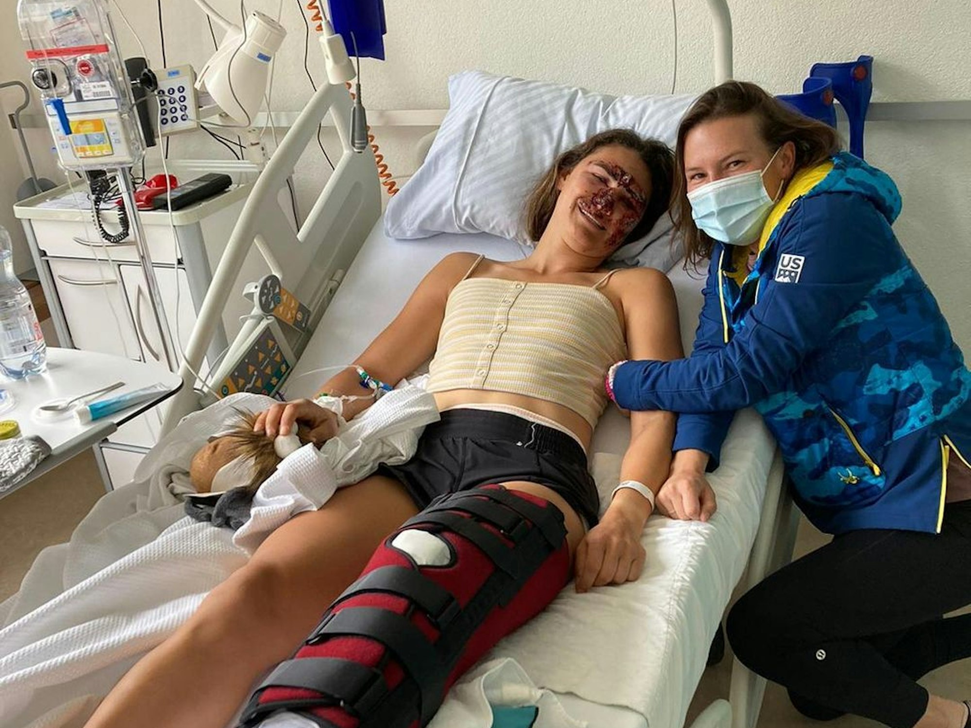 Teamkollegin Torey Anderson (r.) besuchte den verletzten Ski-Star Alice Merryweather im Schweizer Krankenhaus.