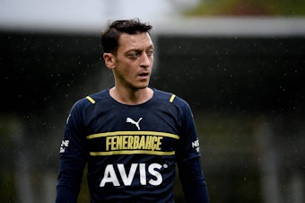 Fenerbahces Mesut Özil im Regen