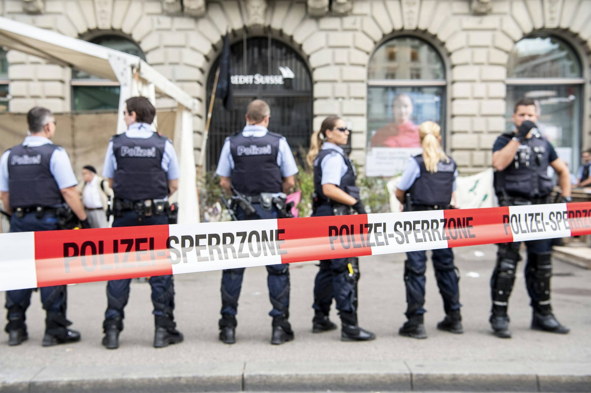 Das Foto zeigt Schweizer Polizisten, die im Juli 2019 vor der Filiale einer Schweizer Bank.