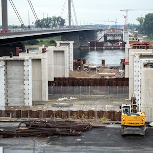 Autos fahren am 145. September 2021 an der Baustelle für die neue Rheinbrücke vorbei. Am Neubau der Leverkusener Rheinbrücke werden mit mehreren Schwertransporten die ersten Stahlbauteile angeliefert. Insgesamt handele es sich um mehr als 1000 Tonnen Stahl, die die Brücke erreichten, teilte die Autobahn GmbH des Bundes mit.