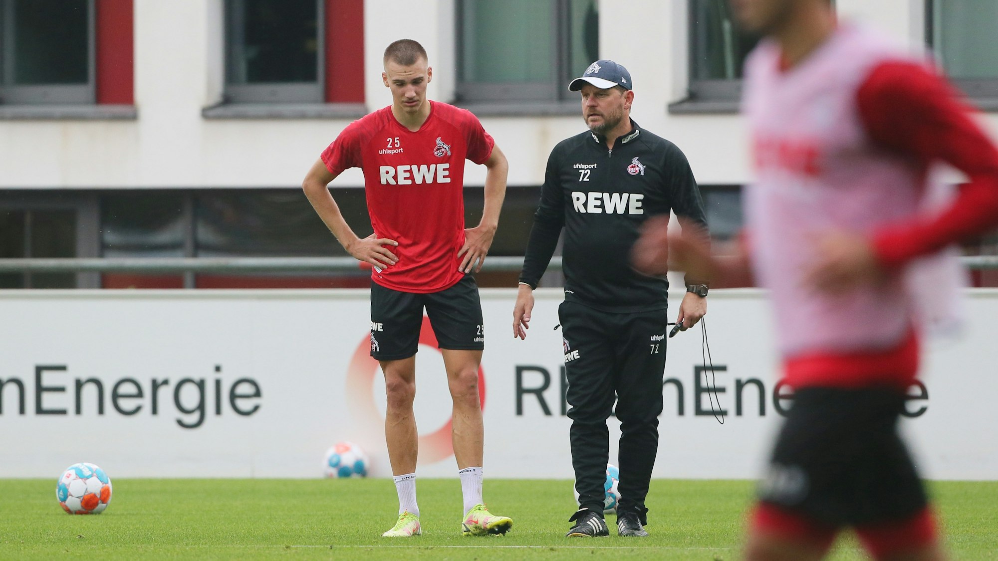 Tim Lemperle steht beim Training des 1. FC Köln neben Steffen Baumgart.