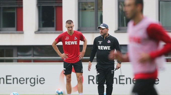 Tim Lemperle steht beim Training des 1. FC Köln neben Steffen Baumgart.