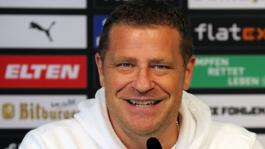 Max Eberl, Manager von Borussia Mönchengladbach. Auf diesem Foto ist der 47-Jährige bei einer Pressekonferenz am 10. September 2021 im Borussia-Park zu sehen. Eberl lächelt in die Kamera.