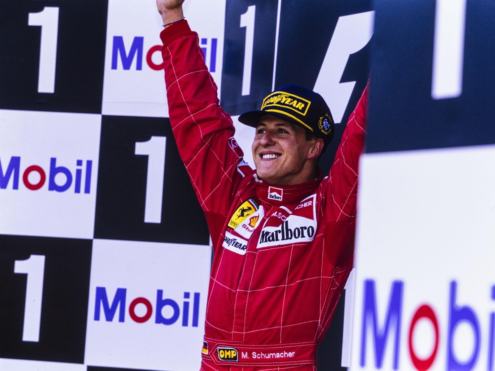 Michael Schumacher bejubelt seinen Sieg beim Grand Prix in Belgien 1996.