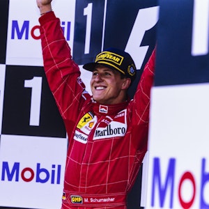 Michael Schumacher bejubelt seinen Sieg beim Grand Prix in Belgien 1996.
