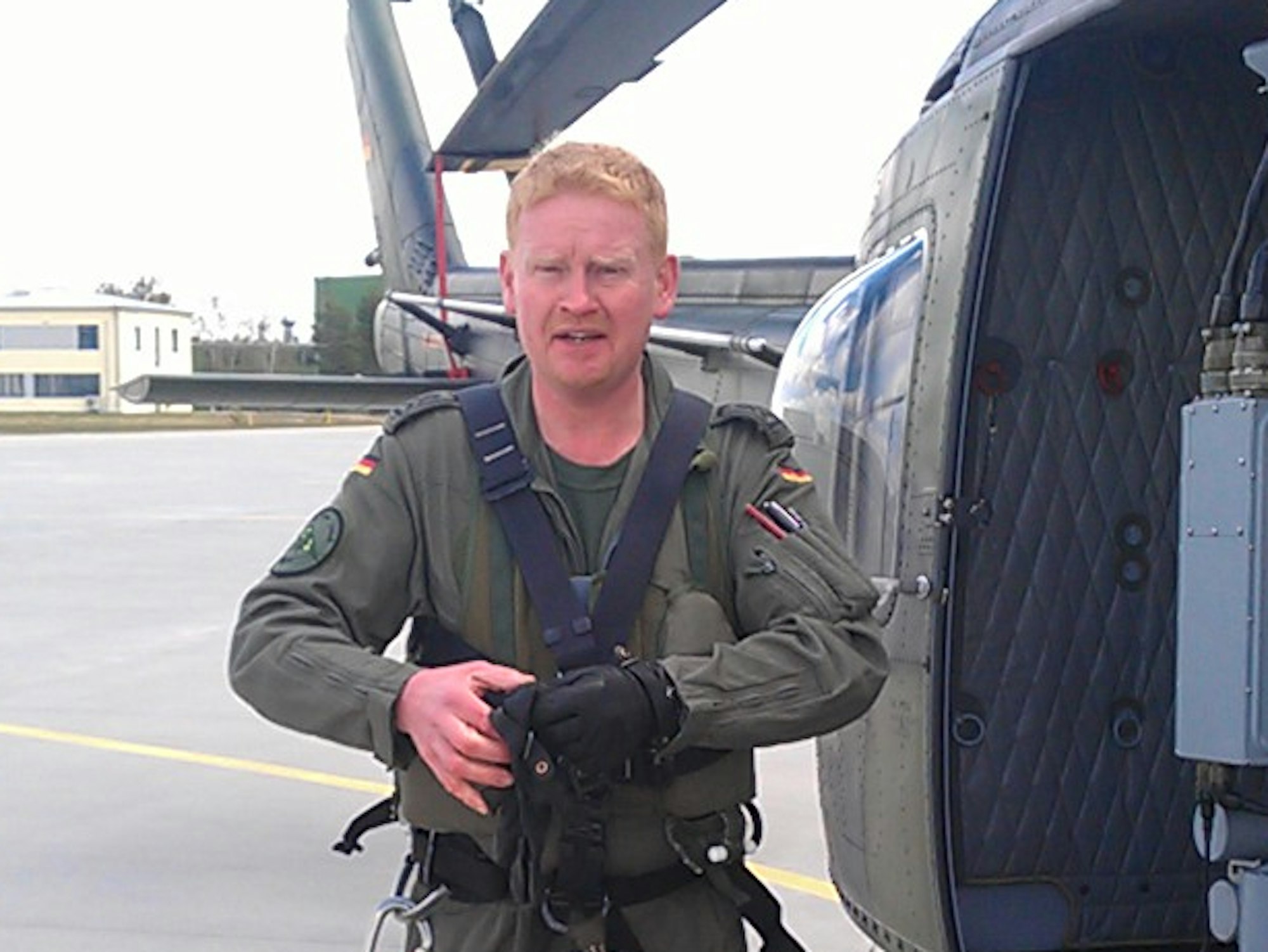 Der Kölner Soldat Boris Gießing steht neben einem Hubschrauber der Bundeswehr.