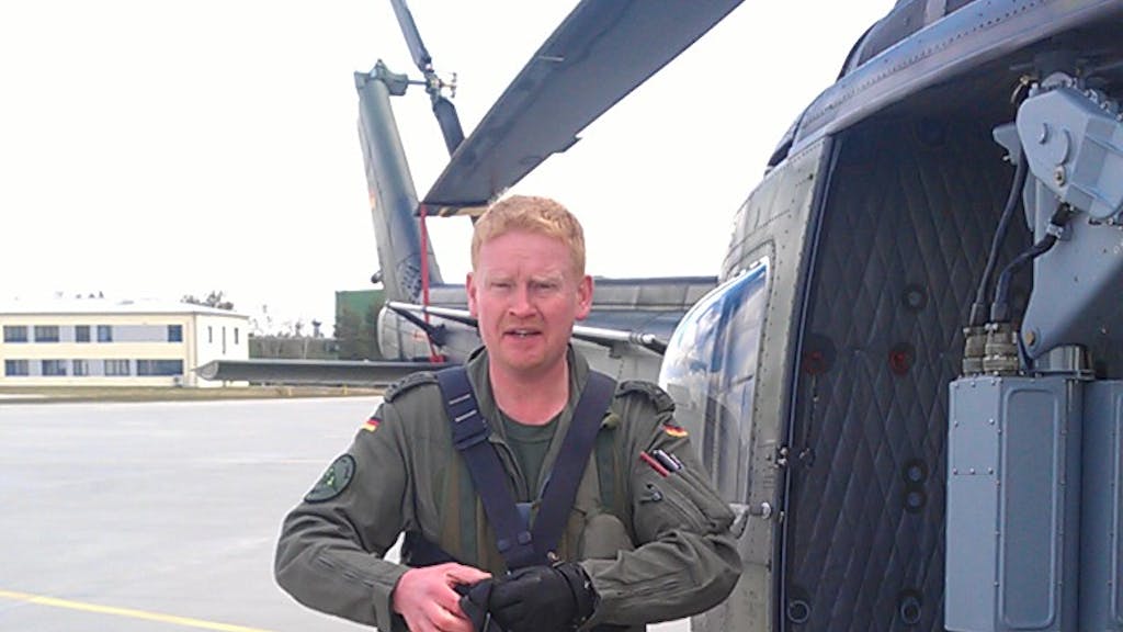 Der Kölner Soldat Boris Gießing steht neben einem Hubschrauber der Bundeswehr.&nbsp;