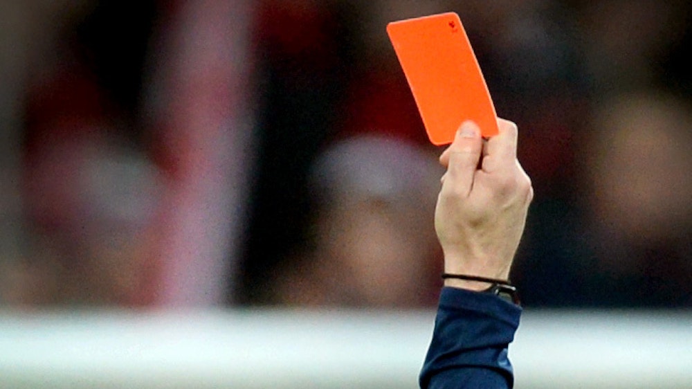 Ein Schiedsrichter zeigt einem Fußballspieler am 21. Februar 2015 die rote Karte.