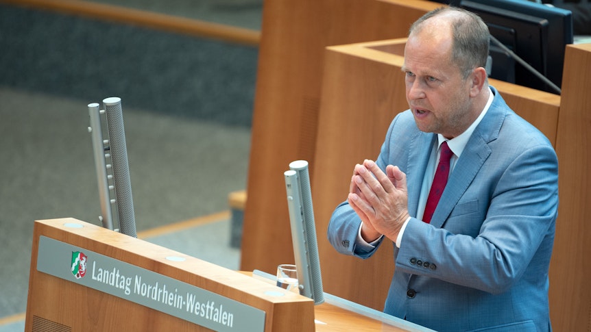Joachim Stamp (FDP), stellvertretender Ministerpräsident von Nordrhein-Westfalen, spricht am 10. August 2021 im Düsseldorfer Landtag.