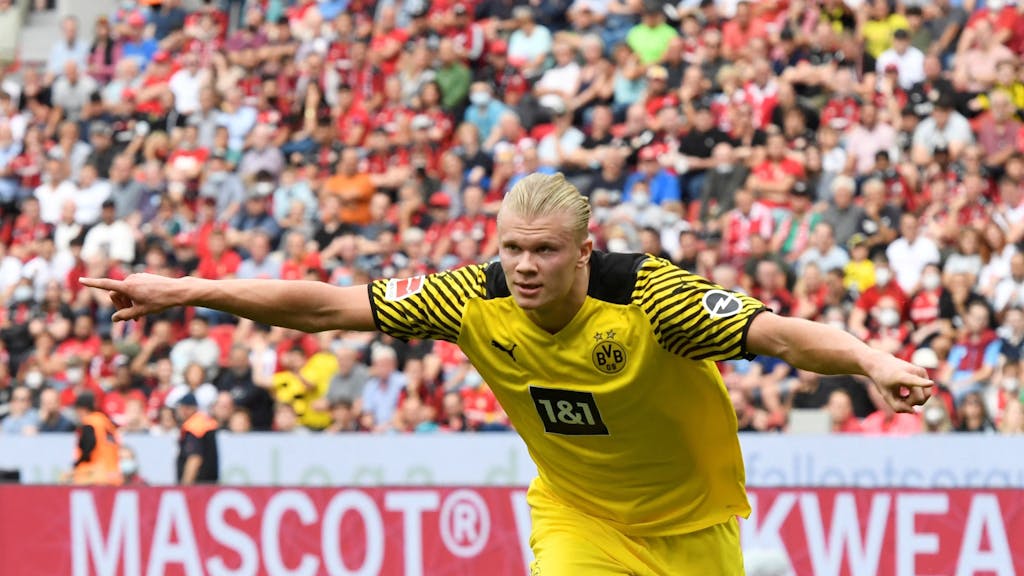 Erling Haaland jubelt für Borussia Dortmund bei Bayer Leverkusen.
