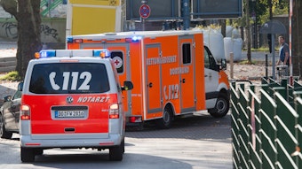 Ein Rettungswagen gefolgt von einem Notarztwagen, verlässt 2019 das Gelände der Dortmunder Westfalenhalle.