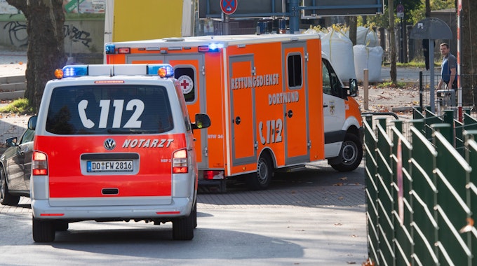 Ein Rettungswagen gefolgt von einem Notarztwagen, verlässt 2019 das Gelände der Dortmunder Westfalenhalle.