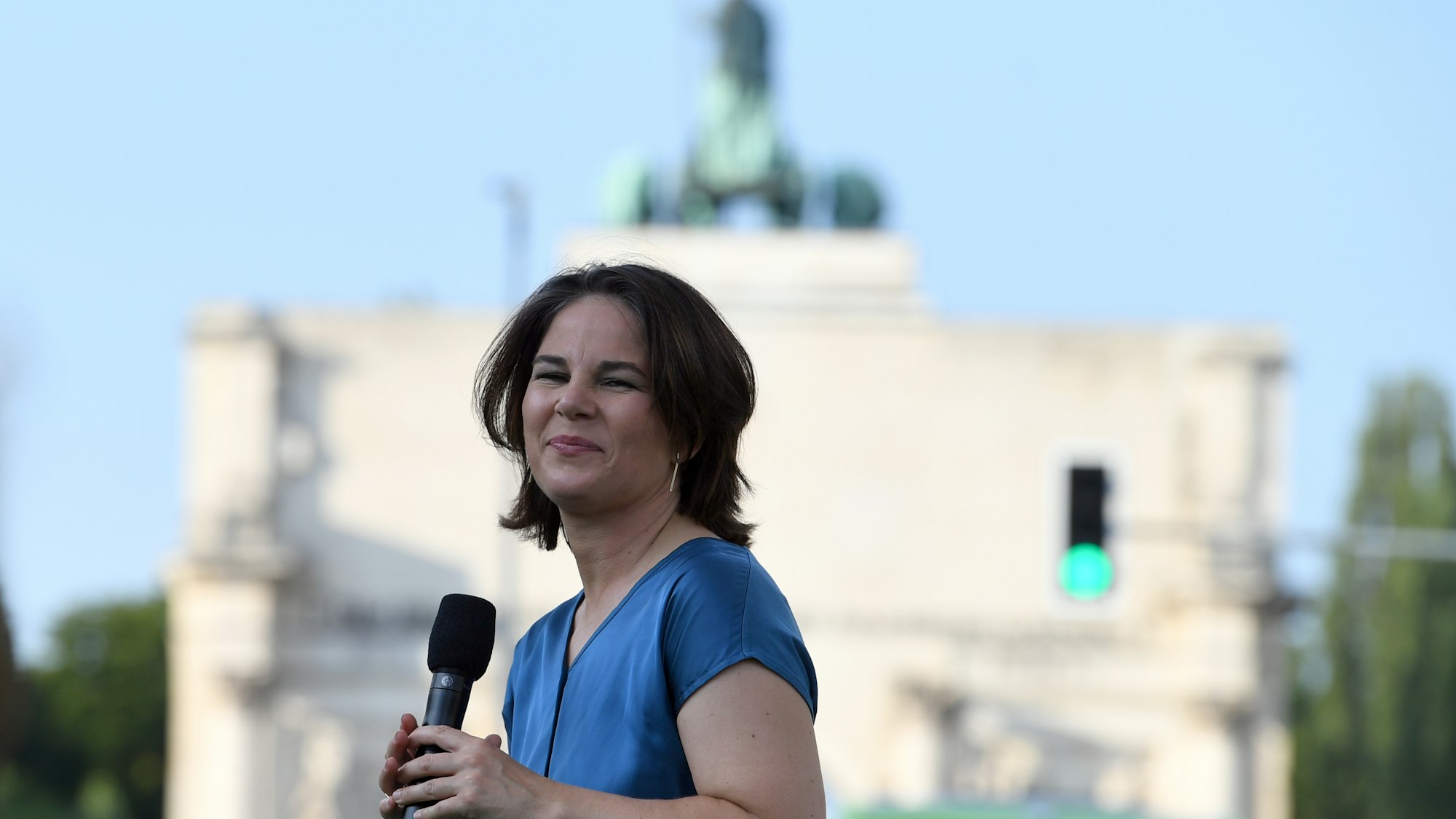 Annalena Baerbock, Kanzlerkandidatin der Grünen, spricht bei einer Wahlkampfveranstaltung auf dem Geschwister-Scholl-Platz, im Hintergrund das Siegestor.