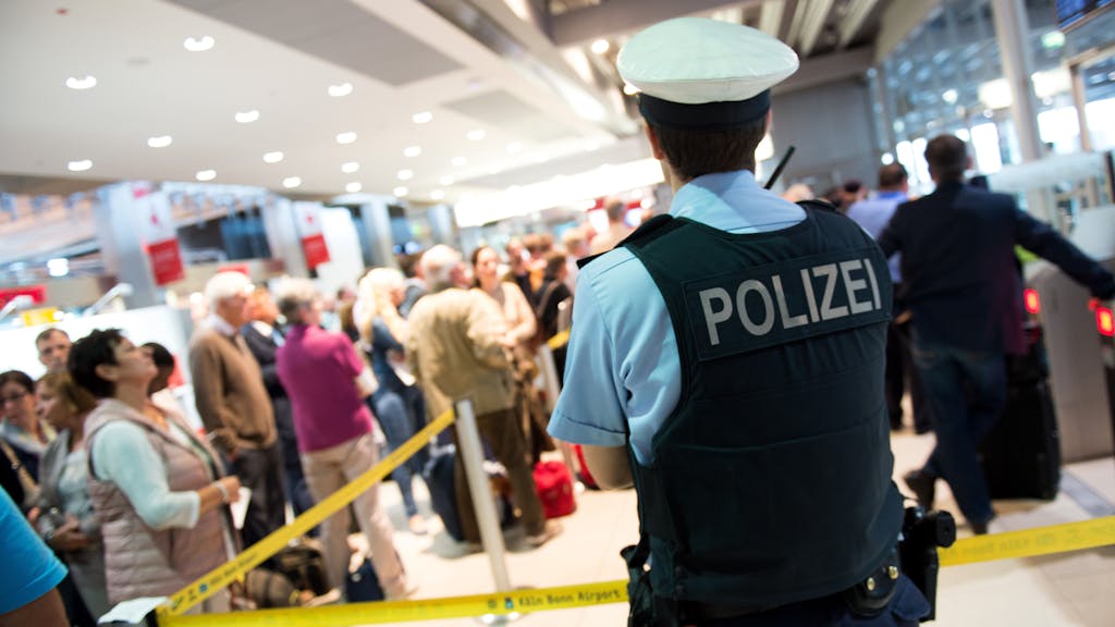 Ein Polizist steht vor dem Sicherheitsbereich im Terminal 1 am Flughafen Köln/Bonn.