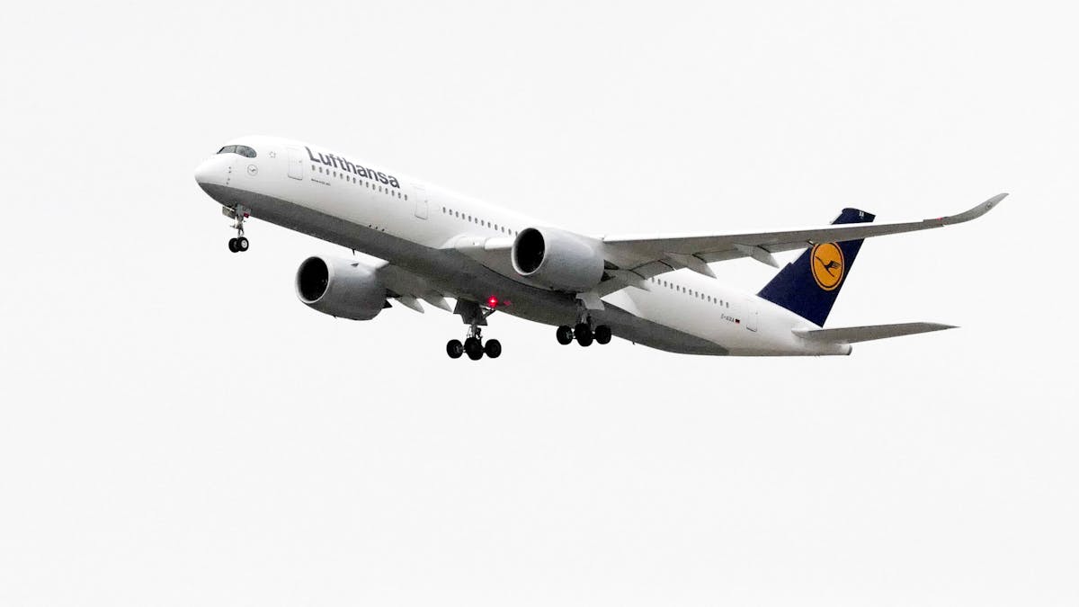 Am Mittwochabend (15. September) flog ein Airbus A350-941 im Tiefflug über den Kölner Flughafen – offenbar zur Sichtkontrolle, weil die Instrumente den Piloten einen Reifenplatzer anzeigten.
