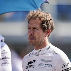 Sebastian Vettel im Rennanzug von Aston Martin, aber ohne Helm.