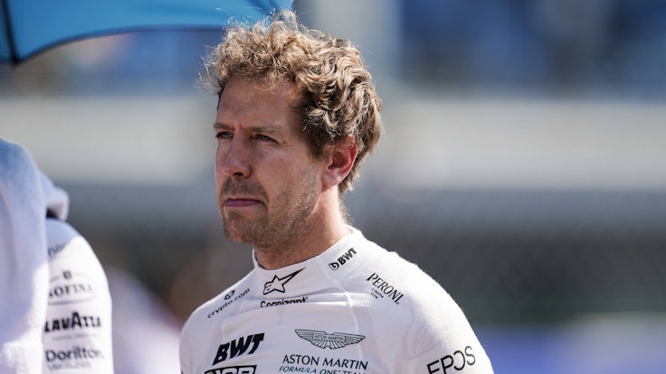 Sebastian Vettel im Rennanzug von Aston Martin, aber ohne Helm.