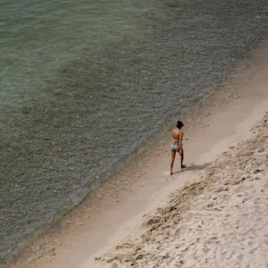 Im Wasser an der Küste wurden die beiden Toten gefunden (hier ein Symbolfoto von einem Strand auf Mallorca von 2021).