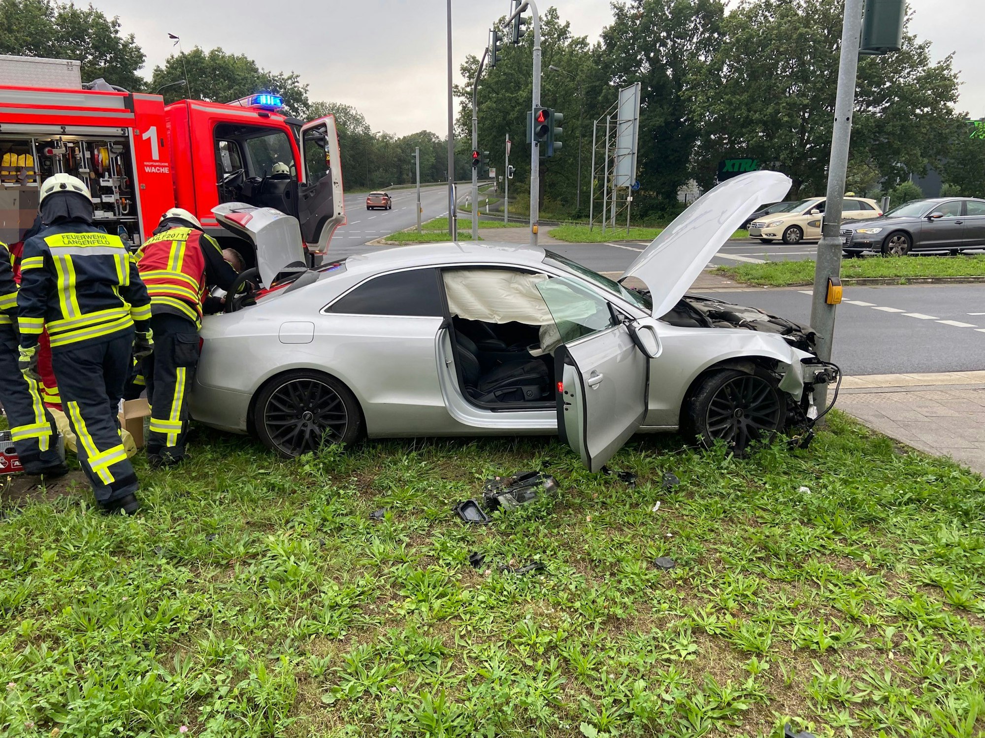 Am Mittwochnachmittag, 15. September, verunfallte ein Audi A5 im Kreuzungsbereich Berghausener Straße/Düsseldorfer Straße in Langenfeld. Infolge überhöhter Geschwindigkeit war er gegen ein Blitzgerät geprallt.