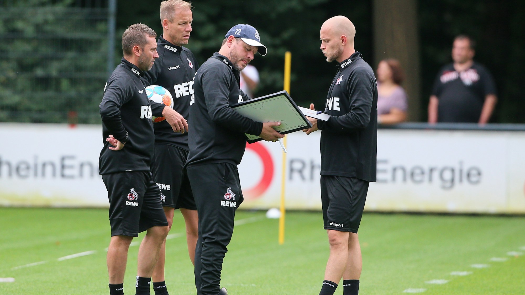 Andre Pawlak, Kevin McKenna, Steffen Baumgart und Rene Wagner (1. FC Köln) beim Training des 1. FC Köln.