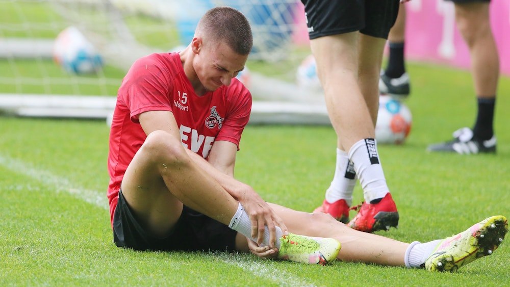 Tim Lemperle (1. FC Köln) mit einer Trainingsverletzung.