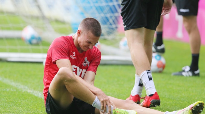 Tim Lemperle (1. FC Köln) mit einer Trainingsverletzung.