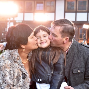 Narumol, Josef und Jorafina, hier 2017, aus der RTL-Sendung „Bauer sucht Frau“. Jetzt trauert die Familie um ein geliebtes Familienmitglied.