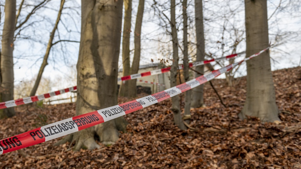 Ein Flatterband der Polizei ist auf diesem Archivbild vom 17. Januar 2021 in einem Waldstück in Seevetal zu sehen. In einem unzugänglichen Waldstück bei Bonn wurden vor 27 Jahren Knochen gefunden, die Polizei rollt den „Cold Case“ nun wieder auf.