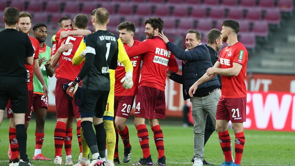 Der 1. FC Köln feiert mit Ex-Manager Horst Heldt den 2:1-Sieg gegen Leipzig
