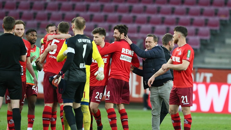 Der 1. FC Köln feiert mit Ex-Manager Horst Heldt den 2:1-Sieg gegen Leipzig