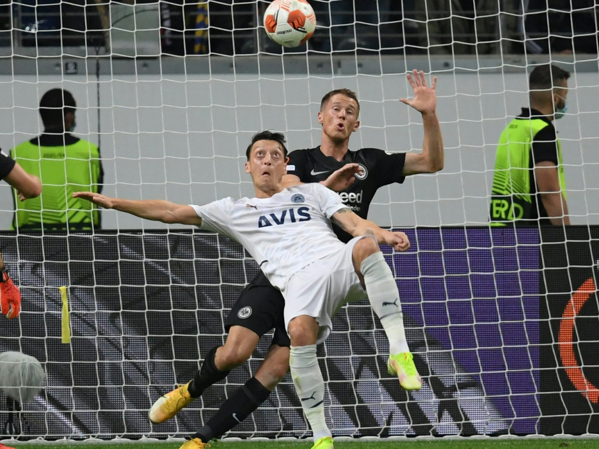 Frankfurts Erik Durm (r) und Istanbuls Mesut Özil kämpfen um den Ball