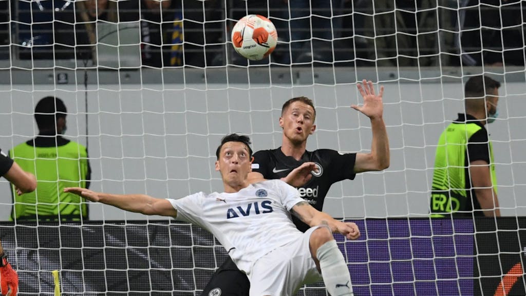 Frankfurts Erik Durm (r) und Istanbuls Mesut Özil kämpfen um den Ball