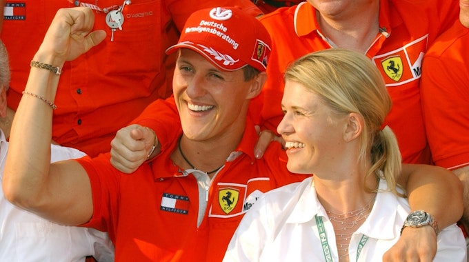 Mit seiner Ehefrau Corinna im Arm jubelt der deutsche Formel-1-Pilot Michael Schumacher nach seinem Sieg beim Großen Preis von Ungarn auf dem Hungaroring bei Budapest.