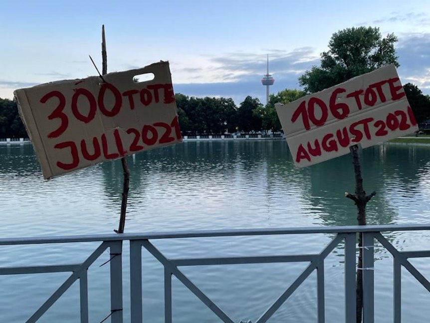 Auf Schildern rund um den See steht, wann wieviele Menschen gestorben sind.