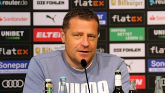 Max Eberl, Manager von Fußball-Bundesligist Borussia Mönchengladbach. Auf diesem Foto ist der 48-Jährige am 16. September 2021 im Presseraum des Borussia-Parks zu sehen. Eberl spricht bei einer Pressekonferenz ins Mikrofon.