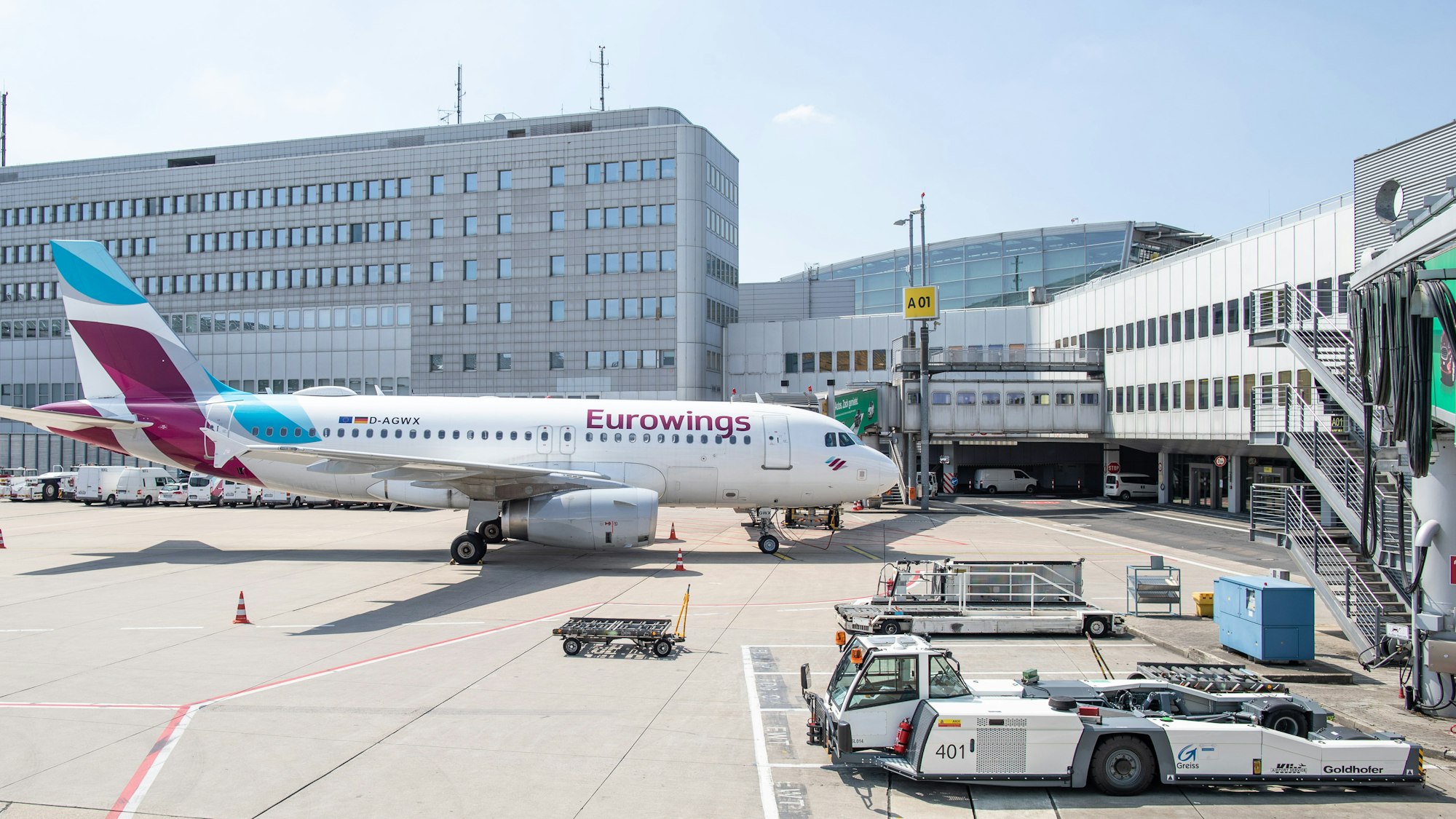 Ein Airbus A319 der Fluggesellschaft Eurowings steht am Düsseldorfer Flughafen an einem Terminal.