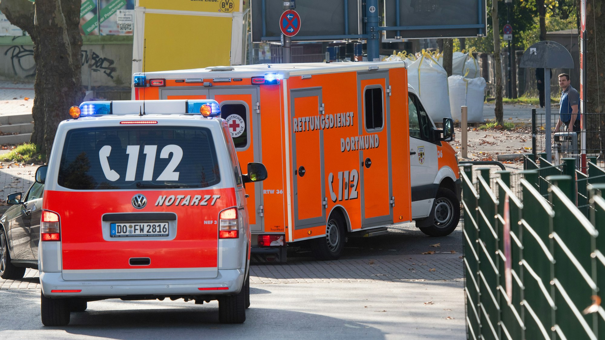 Ein Rettungswagen gefolgt von einem Notarztwagen verlässt am 29. Oktober 2019 das Gelände der Dortmunder Westfalenhalle.