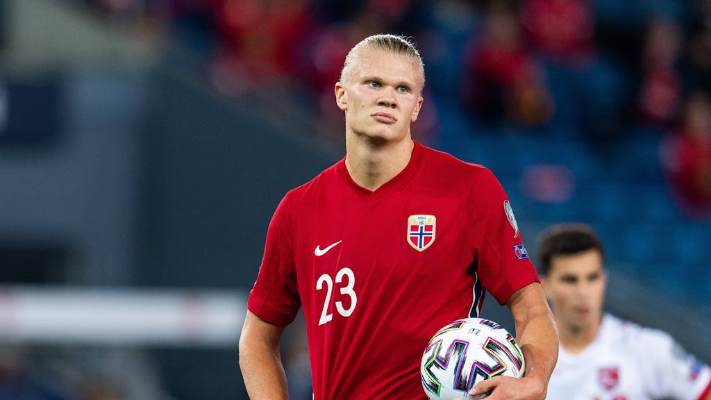 Norwegens Erling Haaland hält den Ball beim Spiel gegen Gibraltar in der Hand.