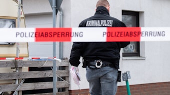 Mitarbeiter der Kriminalpolizei sichern am 4. April 2021 Spuren auf einer Straße in Idensen in der Region Hannover. Bei einer Messerstecherei wurde dort ein 48-jähriger schwer verletzt.