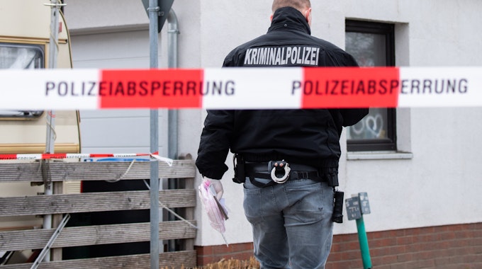 Mitarbeiter der Kriminalpolizei sichern am 4. April 2021 Spuren auf einer Straße in Idensen in der Region Hannover. Bei einer Messerstecherei wurde dort ein 48-jähriger schwer verletzt.&nbsp;