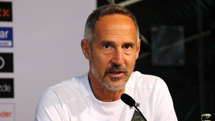 Adi Hütter, Trainer von Borussia Mönchengladbach, hier am 16. September 2021 im Borussia-Park, hat klare Vorstellungen, wie seine Mannschaft agieren soll, um im Bundesligaduell beim FC Augsburg erfolgreich zu sein. Hütter spricht in das Mikro.