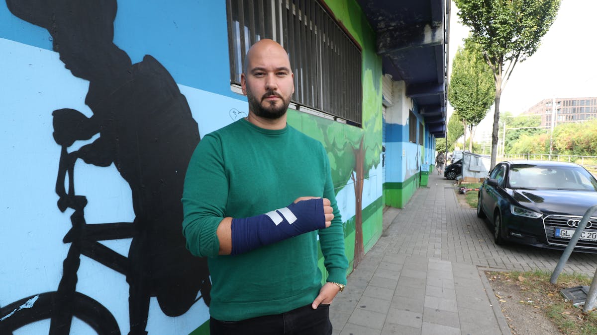 Der Kölner Murat K. (40) zeigt seinen Arm, an den ein Gips angebracht wurde.&nbsp;