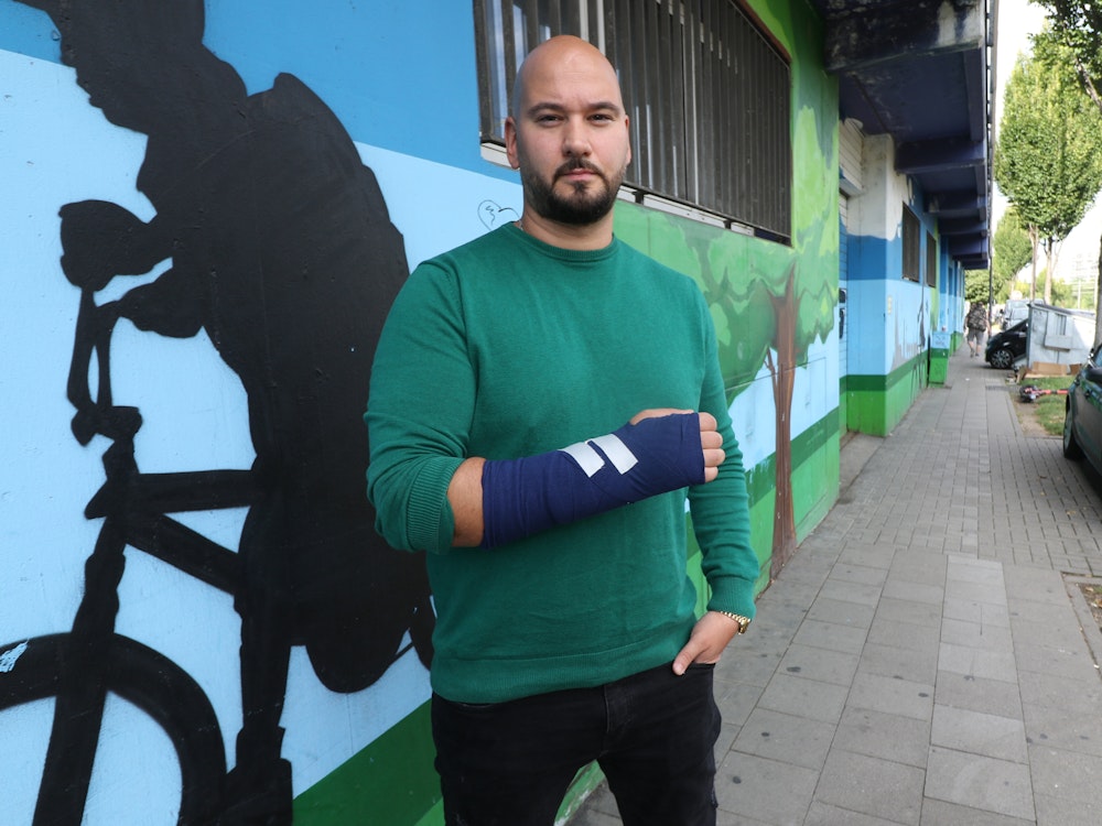 Der Kölner Murat K. (40) zeigt seinen Arm, an den ein Gips angebracht wurde.
