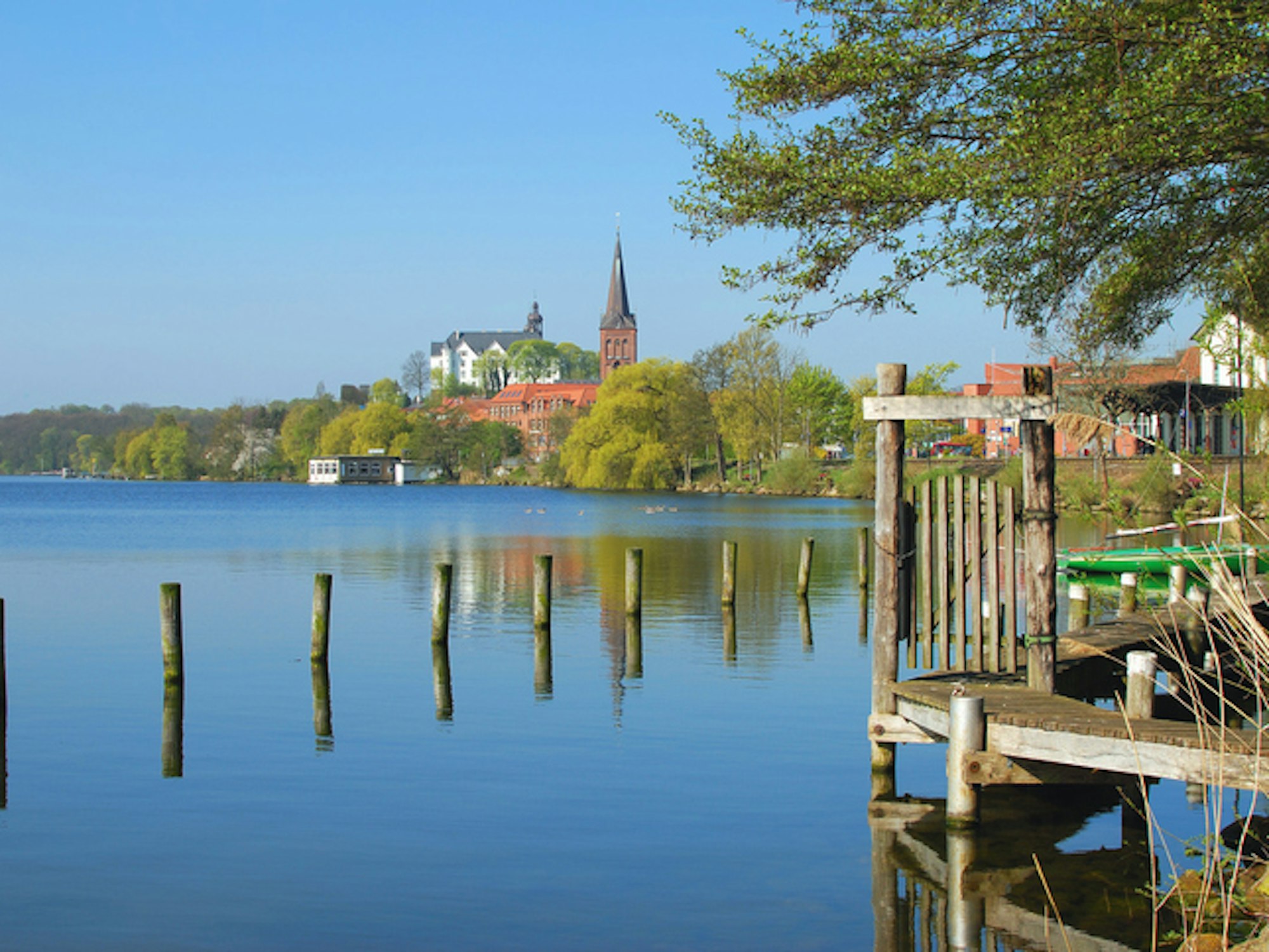 Blick auf die Stadt Plön am Großen Plöner See.