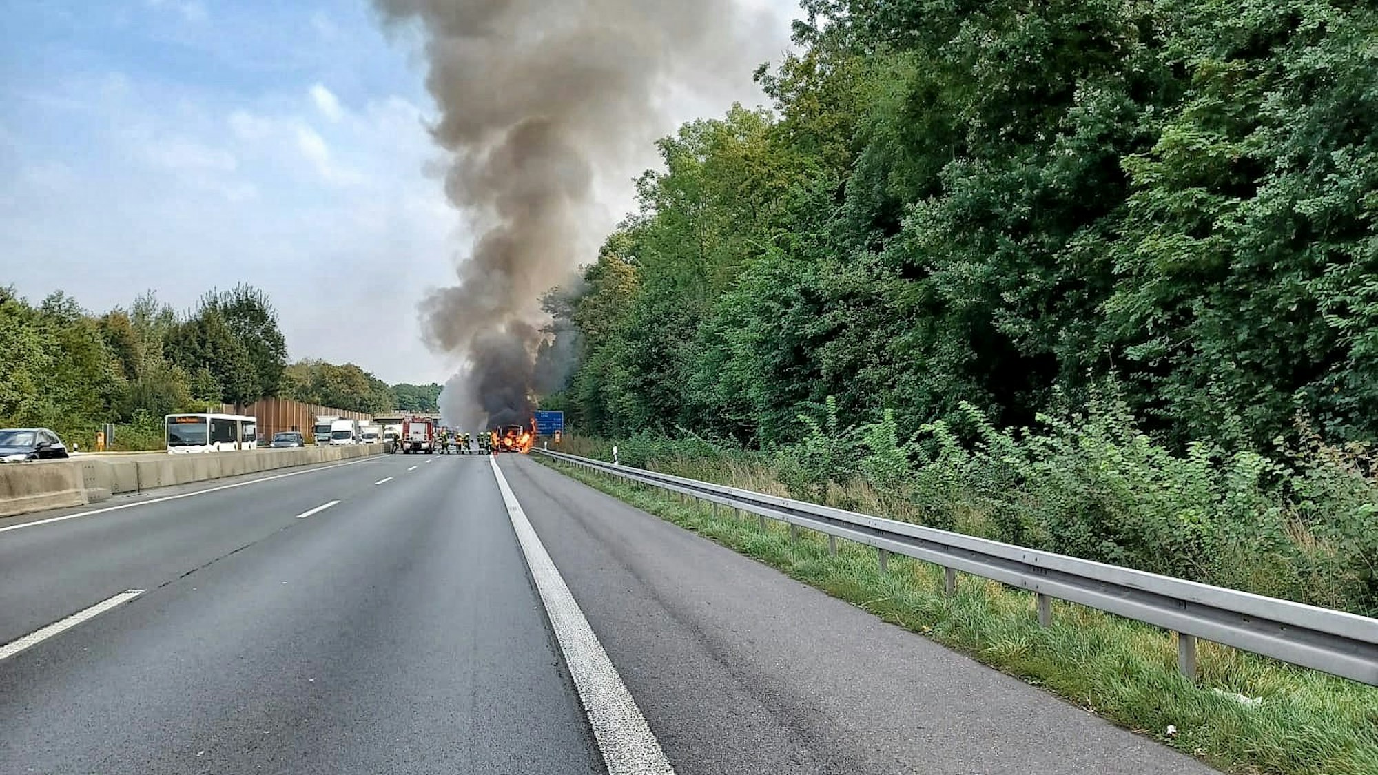 Am 17. September brennt bei Neuss auf der A46 ein Gelenkbus.