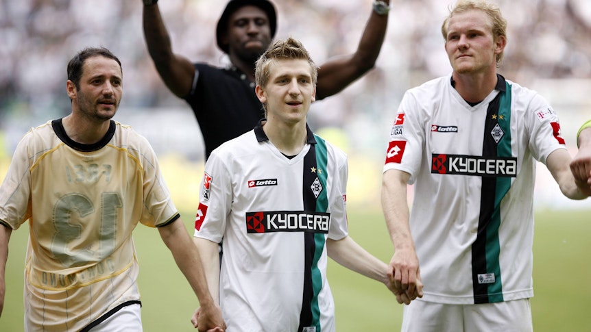 Ex-Gladbacher Marko Marin (Mitte) mit seinen ehemaligen Teamkollegen Oliver Neuville (links) und Tobias Levels (rechts) am 23. Mai 2009 beim Schlussjubel.