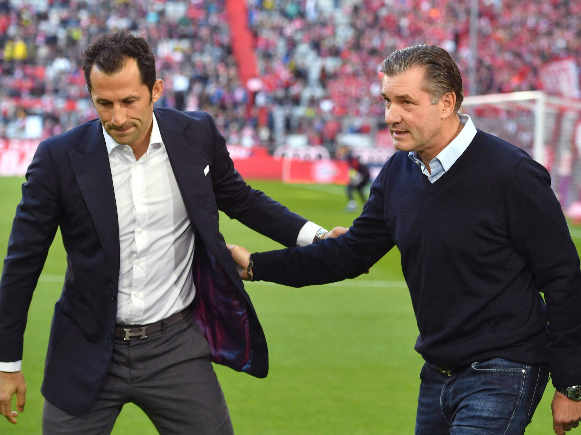 Hasan Salihamidzic und Michael Zorcbeim Duell zwischen dem FC Bayern München und Borussia Dortmund im April 2019.