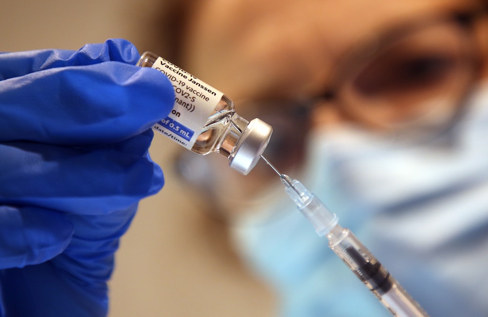 Eine Arzthelferin zieht in einer Praxis einer Hausärztin eine Spritze mit dem Corona-Impfstoff Janssen von Johnson & Johnson auf.