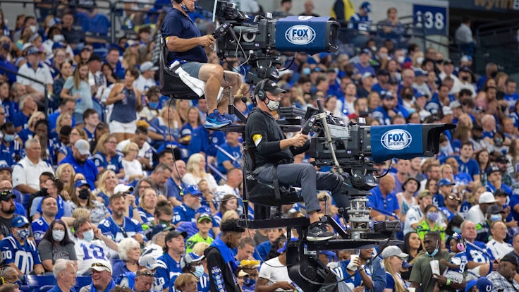 Ein Kameraturm mit zwei Kameras im Lucas Oil Stadium in der NFL